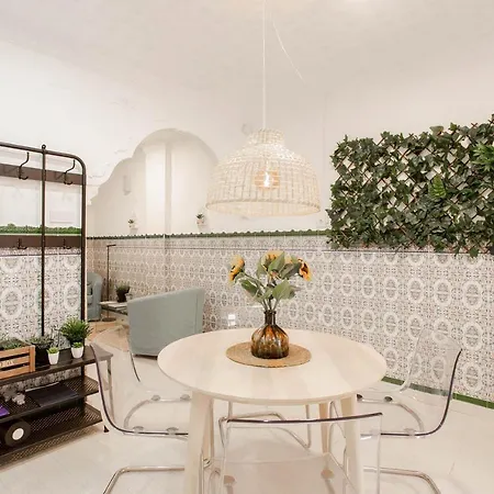 Lovely With Sunny Patio Near The Valencia