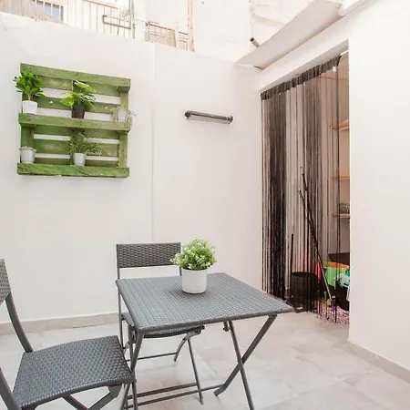Сasa de vacaciones Lovely With Sunny Patio Near The
